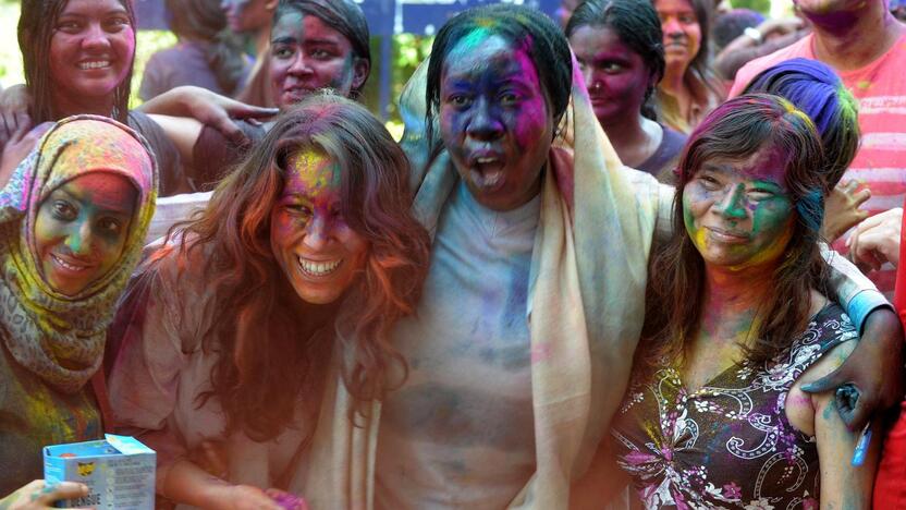 Milijonai indų pirmadienį švenčia populiarų hinduistų festivalį Holi