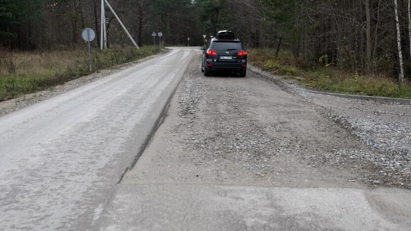 Suremontuos: šiuo keliu kasmet per Vėlines važiuoja tūkstančiai klaipėdiečių automobilių. Čia iki metų pabaigos turėtų būti išasfaltuotas 2,2 km ruožas.