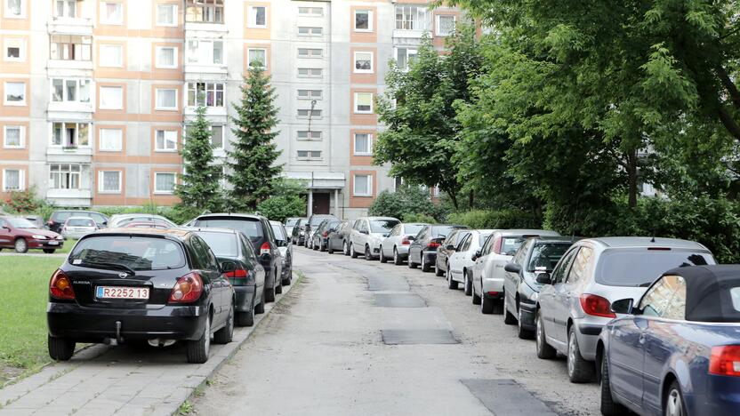 Kiemai: situacija kai kuriuose Debreceno, Laukininkų, Budelkiemio gatvių bei Taikos prospekto daugiabučių namų kiemuose turėtų gerėti – vyksta automobilių stovėjimo vietų įrengimo darbai.