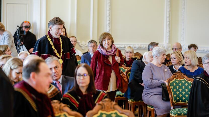 S. Aleksijevič įteiktos VDU Garbės daktaro regalijos