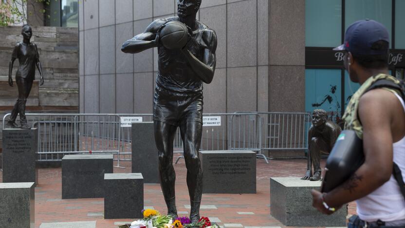 Legenda: vienuolika kartų NBA čempionas įamžintas Bostone, „City Hall“ aikštėje.