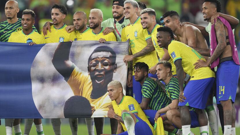 Akcija: brazilų futbolininkai Katare palaiko savo šalies legendą Pelė jo kovoje su onkologine liga.