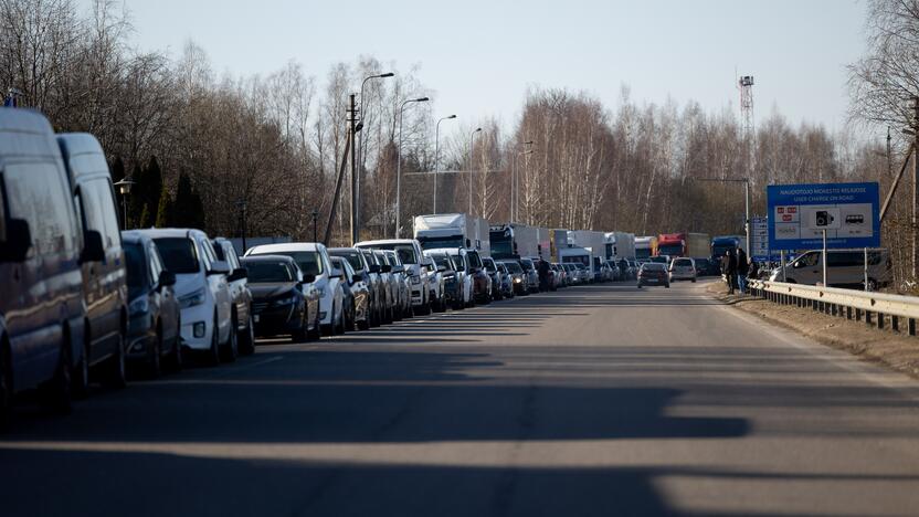 Automobilių eilės prie Medininkų pasienio punkto.