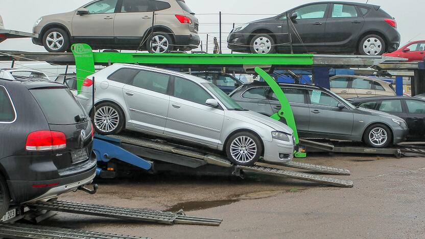 Sujudimas: Ukrainoje pristabdžius muito mokesčius Kaune pardavėjai vos spėdavo gabenti automobilius iš Vakarų Europos jų laukiantiems ukrainiečiams.