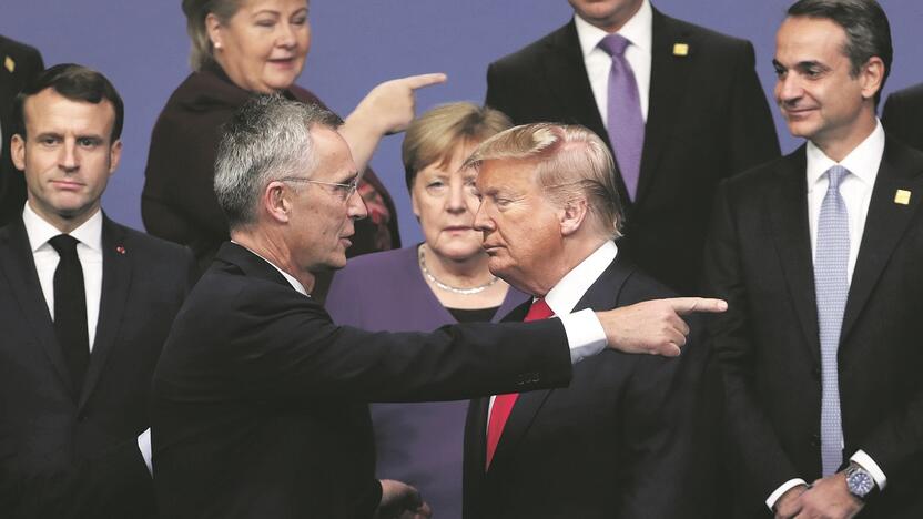 Diplomatija: vienu J. Stoltenbergo (kairėje) pasiekimų laikoma tai, kad jis sugebėjo įtikinti D. Trumpą nemažinti JAV indėlio į NATO biudžetą.