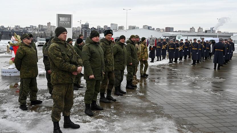 Rusų kariai ceremonijos metu gavo automobilių, tinkamų važiuoti danga be kelio.