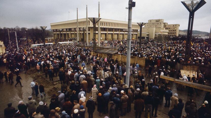 1991-ųjų metų sausis, žmonės prie Aukščiausiosios Tarybos – Atkuriamojo Seimo.