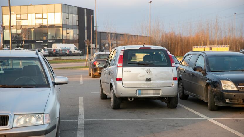 Prekybos centrai Kaune pradeda riboti automobilių srautus