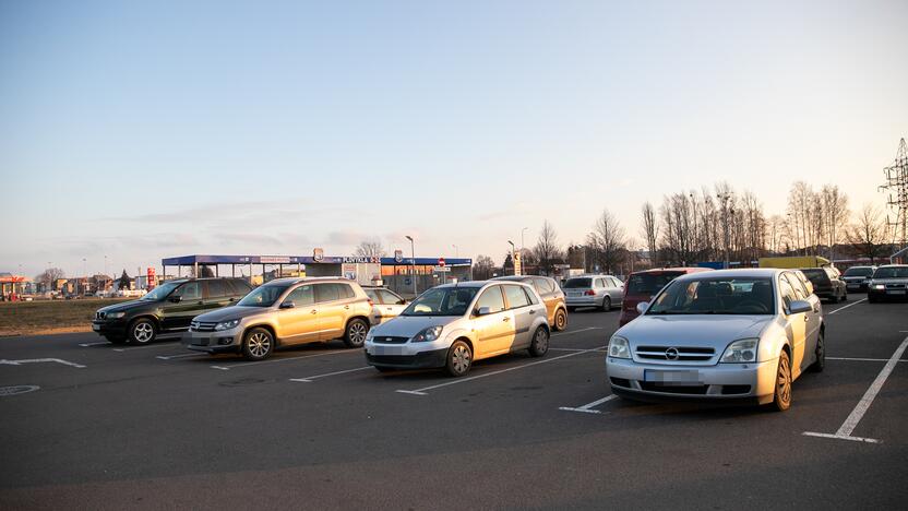 Prekybos centrai Kaune pradeda riboti automobilių srautus