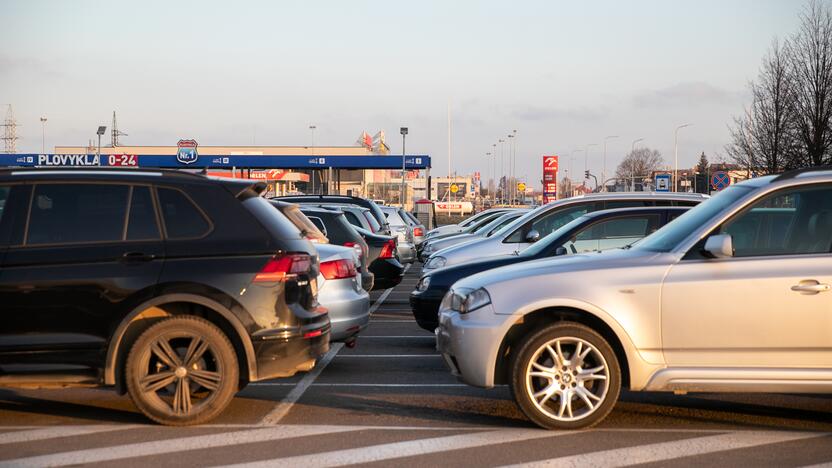 Prekybos centrai Kaune pradeda riboti automobilių srautus