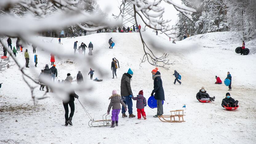 Su rogėmis ir čiuožynėmis kauniečiai šturmavo parkus ir miškus