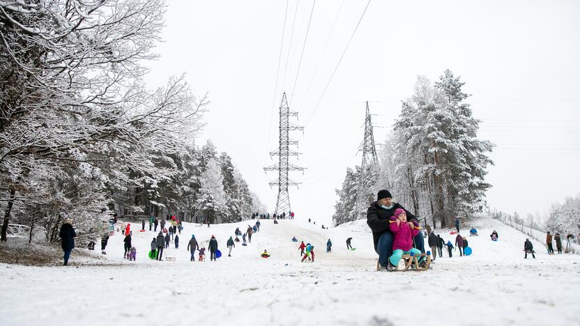 Su rogėmis ir čiuožynėmis kauniečiai šturmavo parkus ir miškus