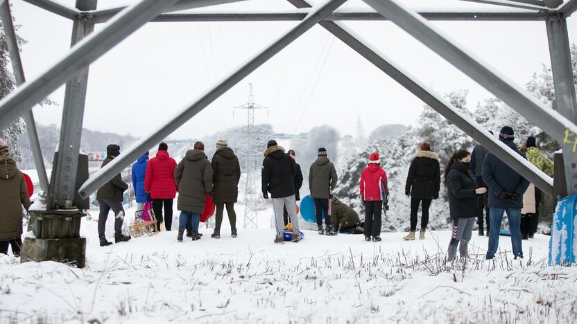 Su rogėmis ir čiuožynėmis kauniečiai šturmavo parkus ir miškus