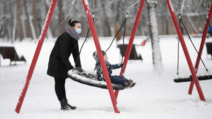 Su rogėmis ir čiuožynėmis kauniečiai šturmavo parkus ir miškus