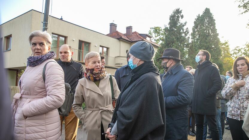 Žmonės susirinko pasirašyti peticiją dėl griaunamo Perkūno alėjos namo