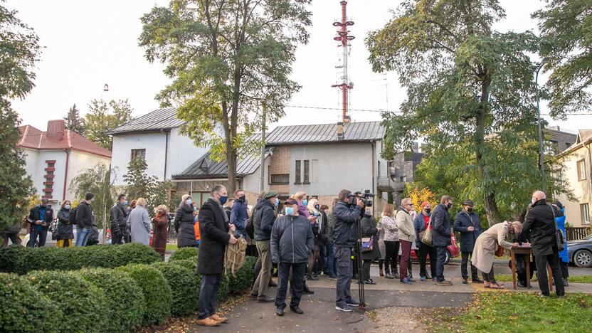 Žmonės susirinko pasirašyti peticiją dėl griaunamo Perkūno alėjos namo