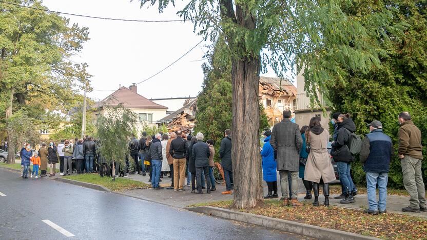 Žmonės susirinko pasirašyti peticiją dėl griaunamo Perkūno alėjos namo