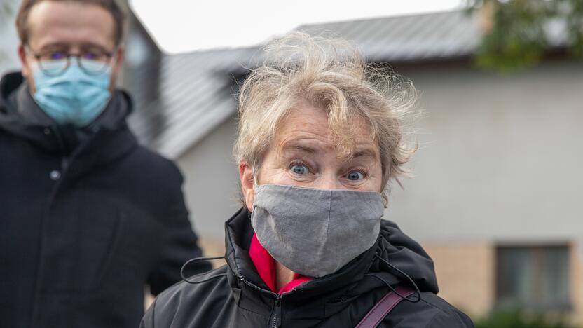 Žmonės susirinko pasirašyti peticiją dėl griaunamo Perkūno alėjos namo