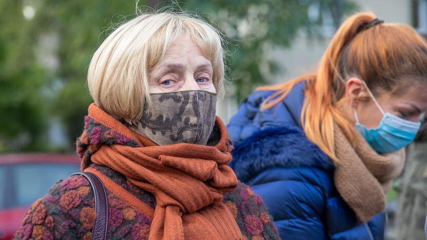 Žmonės susirinko pasirašyti peticiją dėl griaunamo Perkūno alėjos namo