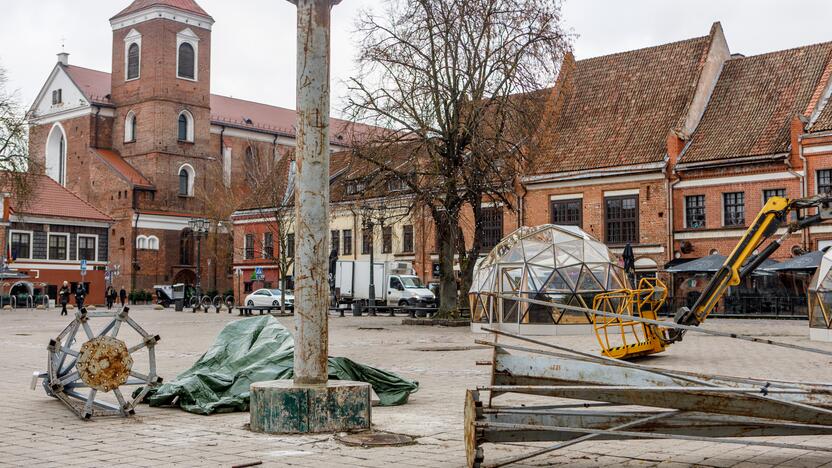 Rotušės aikštėje pradeda kilti Kalėdų eglė