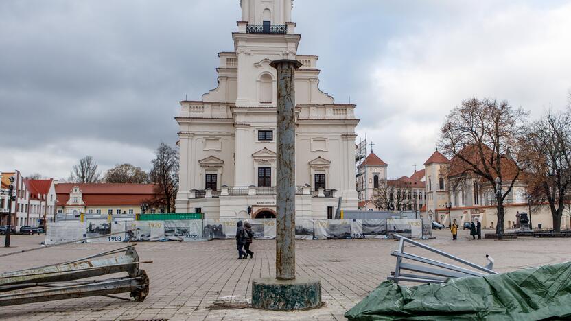 Rotušės aikštėje pradeda kilti Kalėdų eglė