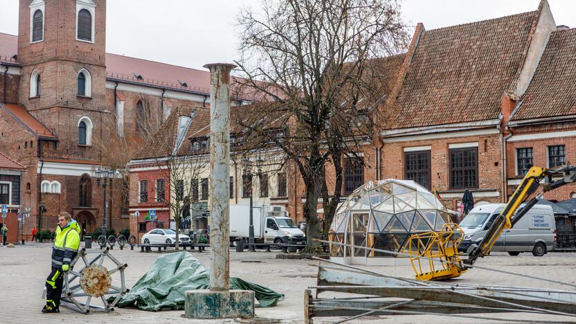 Rotušės aikštėje pradeda kilti Kalėdų eglė