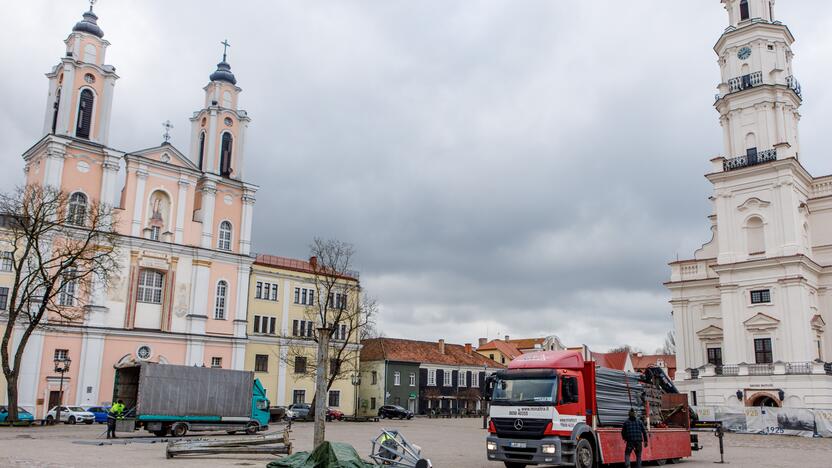 Rotušės aikštėje pradeda kilti Kalėdų eglė