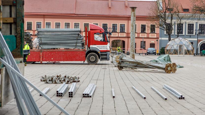 Rotušės aikštėje pradeda kilti Kalėdų eglė