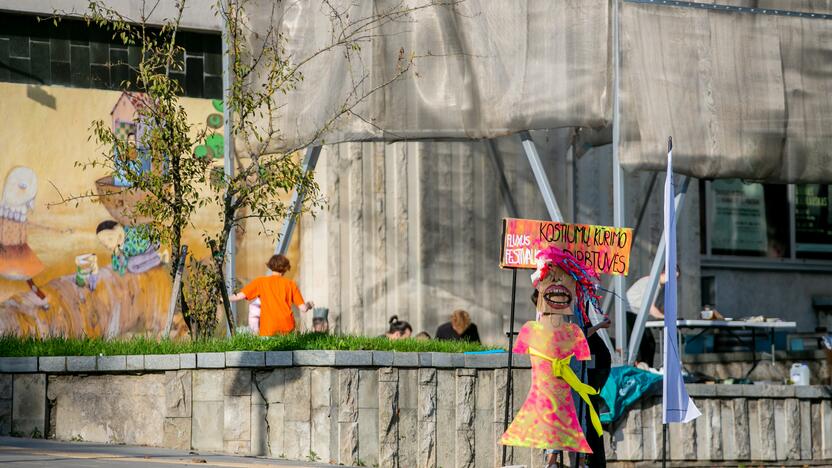 Kauniečiai ruošiasi kopimui į Parodos kalną Fluxus stiliumi