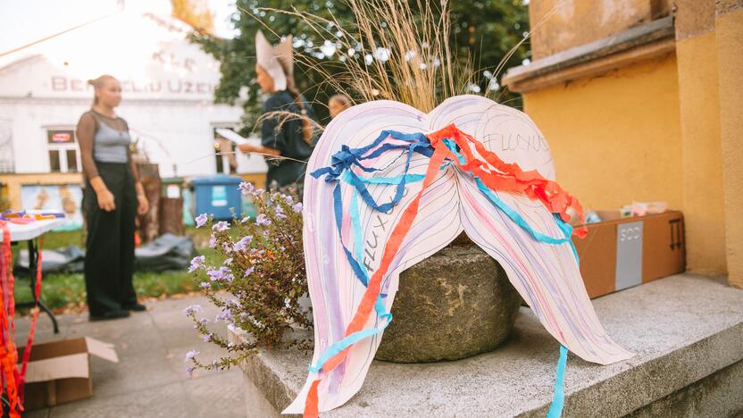 Kauniečiai ruošiasi kopimui į Parodos kalną Fluxus stiliumi