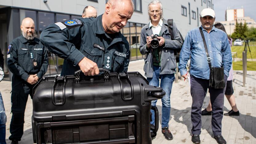 Kauno policijai perduoti naktiniai dronai ir elektriniai paspirtukai