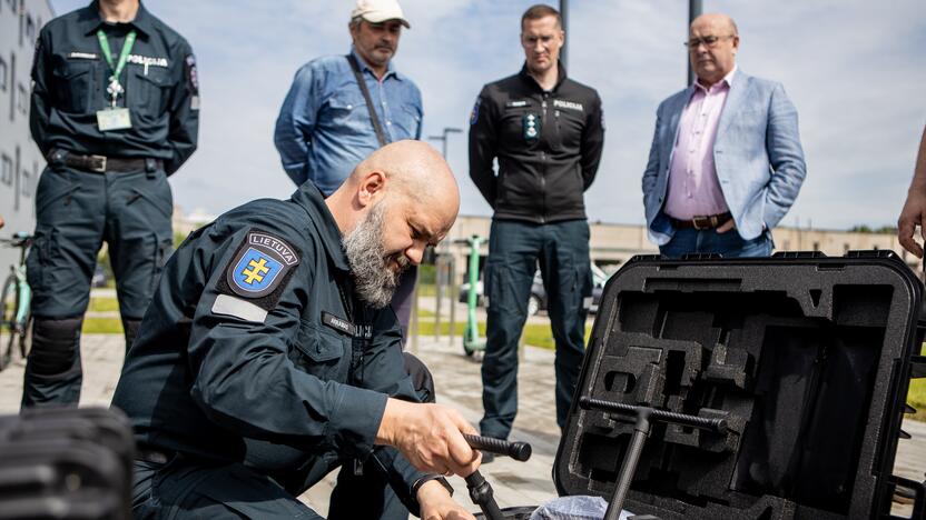 Kauno policijai perduoti naktiniai dronai ir elektriniai paspirtukai