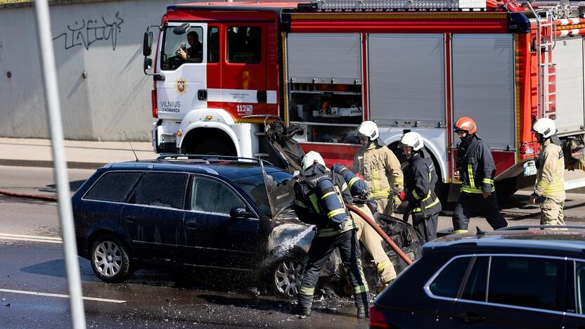 Vilniuje užsiliepsnojo „Audi“