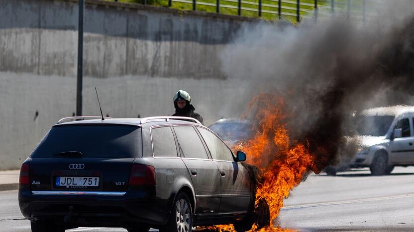 Vilniuje užsiliepsnojo „Audi“