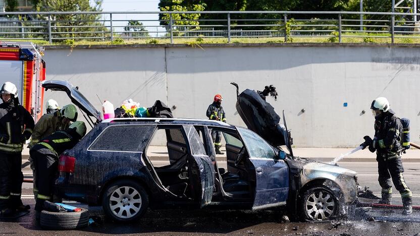 Vilniuje užsiliepsnojo „Audi“