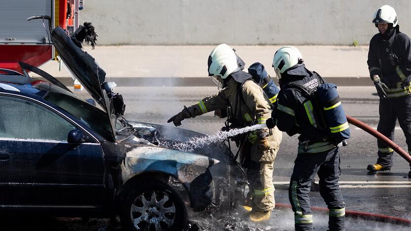 Vilniuje užsiliepsnojo „Audi“