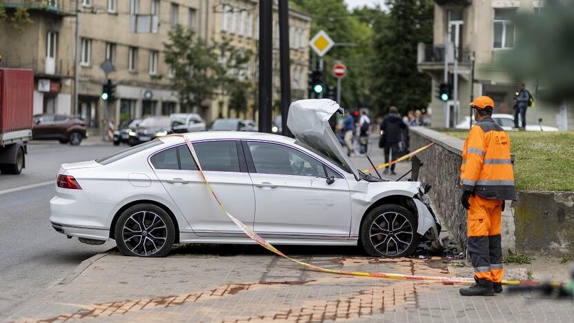 Vilniaus centre automobilis rėžėsi į Centro poliklinikos sieną