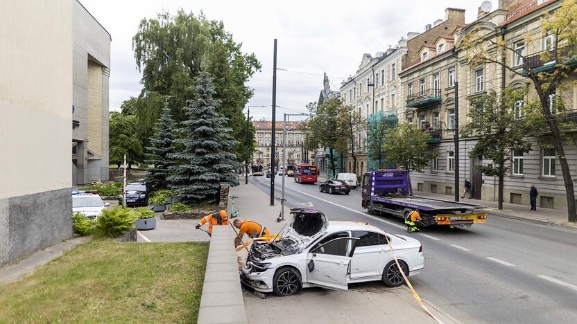 Vilniaus centre automobilis rėžėsi į Centro poliklinikos sieną