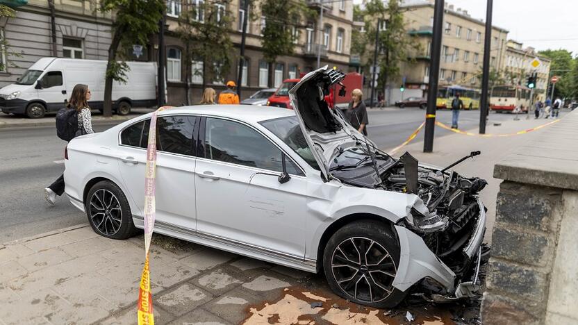 Vilniaus centre automobilis rėžėsi į Centro poliklinikos sieną