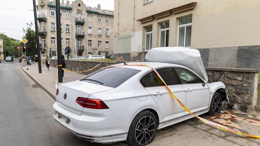 Vilniaus centre automobilis rėžėsi į Centro poliklinikos sieną