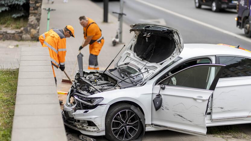 Vilniaus centre automobilis rėžėsi į Centro poliklinikos sieną