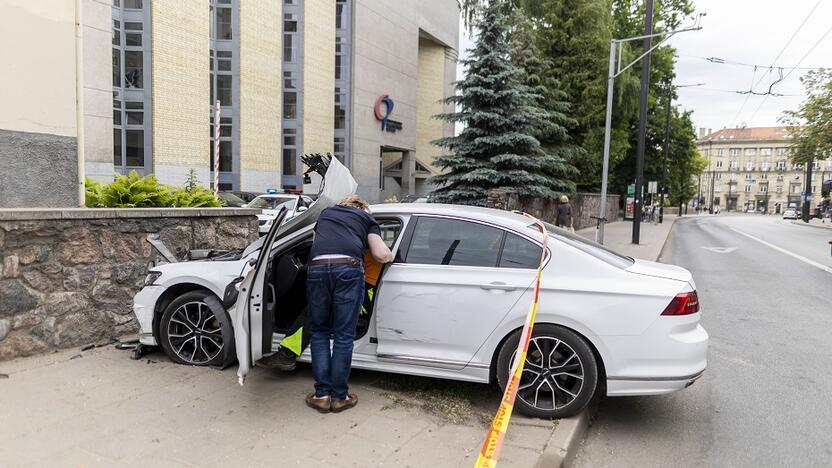 Vilniaus centre automobilis rėžėsi į Centro poliklinikos sieną