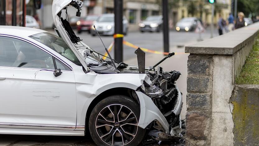 Vilniaus centre automobilis rėžėsi į Centro poliklinikos sieną