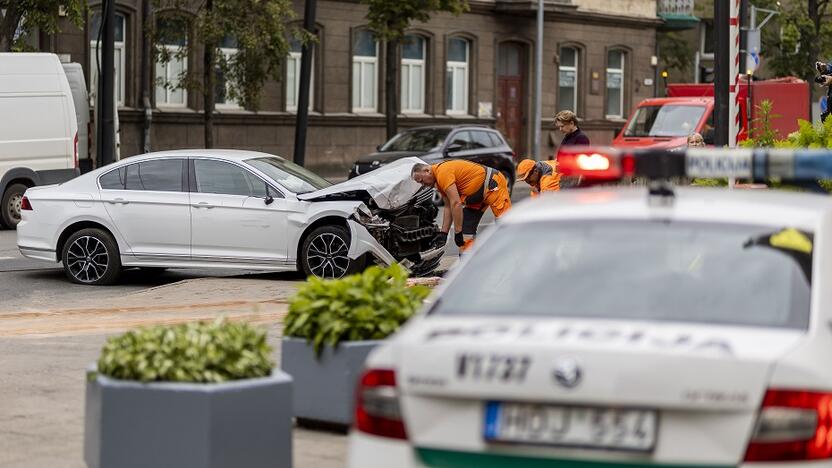 Vilniaus centre automobilis rėžėsi į Centro poliklinikos sieną