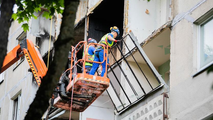 Prasideda degusio daugiabučio Viršuliškių g. 101 avarinės būklės pašalinimo darbai. 