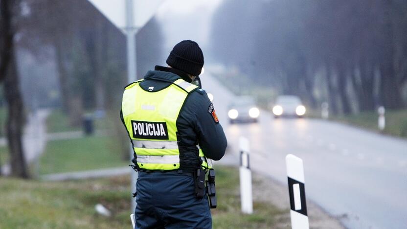 Pristabdo: laikytis leistino greičio skatina kelių policijos patruliai, bet pirmiausia – stacionarieji ir mobilieji matuokliai. 