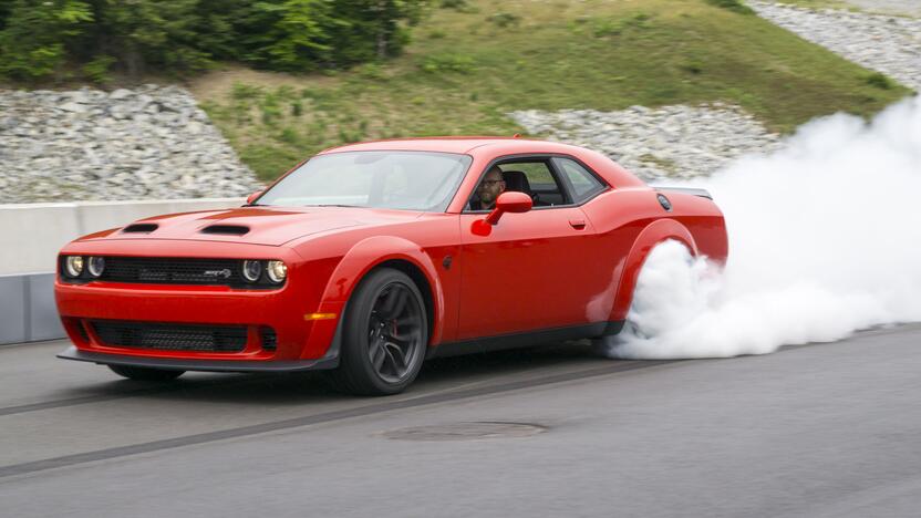 Prabanga: skirtingų komplektacijų 2023-iųjų „Dodge Challenger Hellcat“ kainuoja 81–90 tūkst. JAV dolerių.