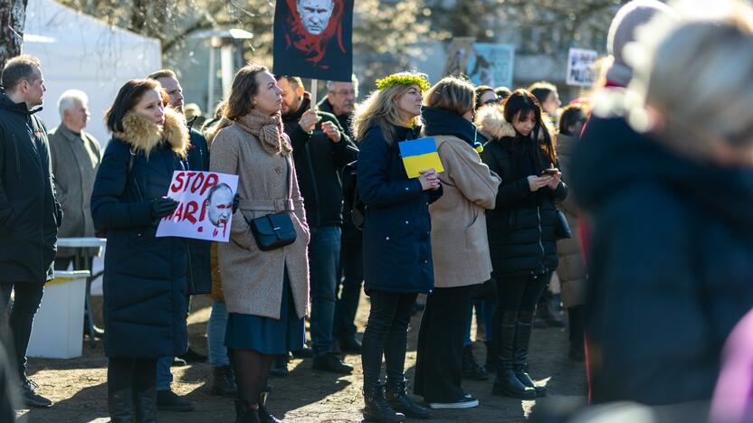 Vilniečiai susirinko „apgulti“ Rusijos ambasados