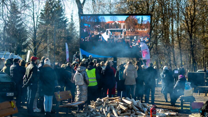 Vilniečiai susirinko „apgulti“ Rusijos ambasados