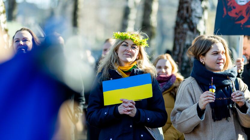 Vilniečiai susirinko „apgulti“ Rusijos ambasados